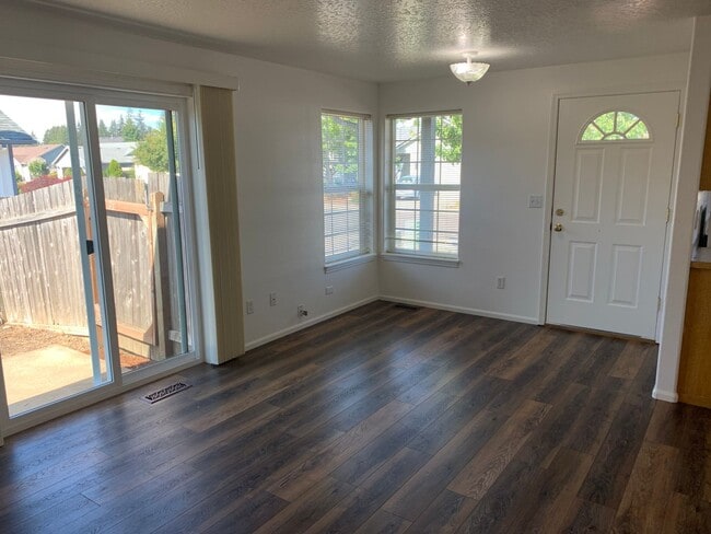 Building Photo - Newly updated 3-bedroom, 2-bathroom duplex...