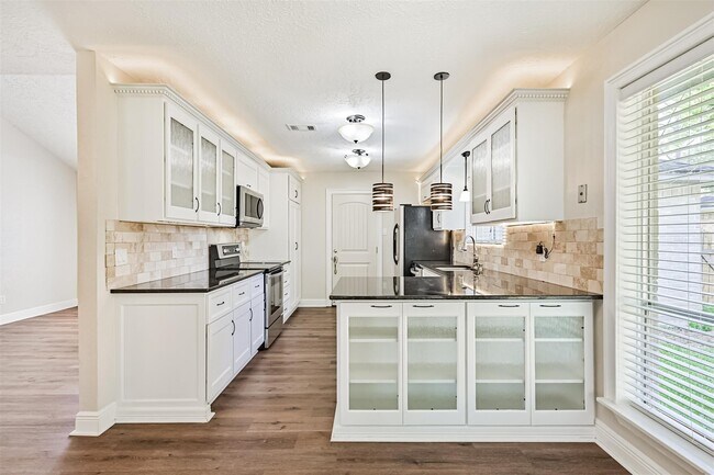 Building Photo - 1115 W Castlewood Ave