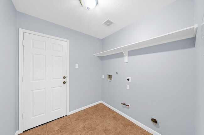 Building Photo - 5811 Vineyard Hill Dr