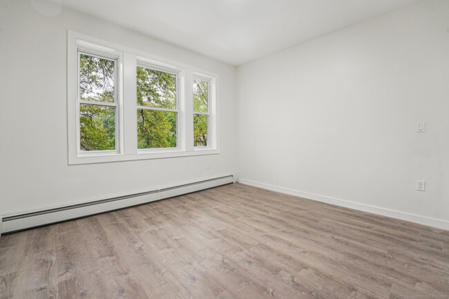 Building Photo - 208 Magnolia St
