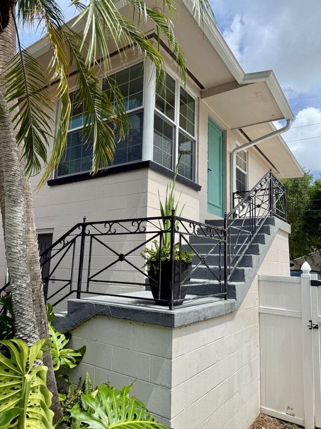 Building Photo - Adorable OLD NE garage 1/1 apartment - FUL...