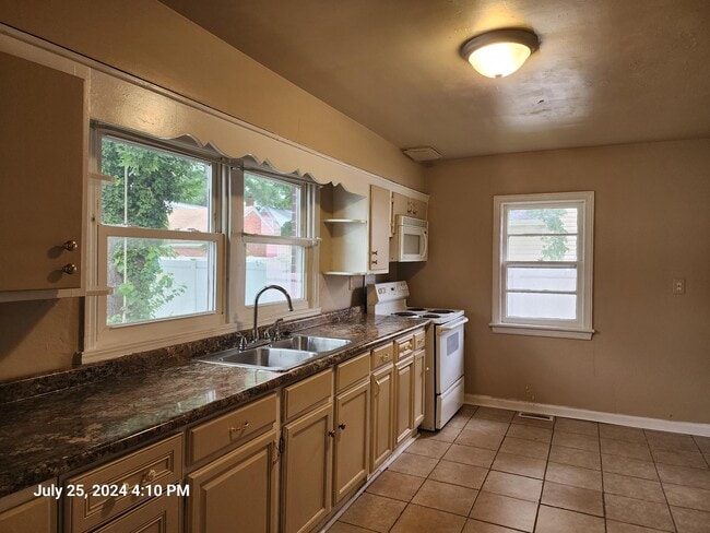 Building Photo - 2804 Mapleton Ave