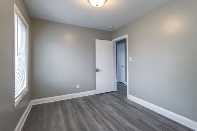 Building Photo - Spacious 3 Bedroom Sunnyside Duplex