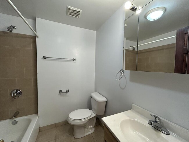 Building Photo - 2 bedroom in Chicago IL 60613