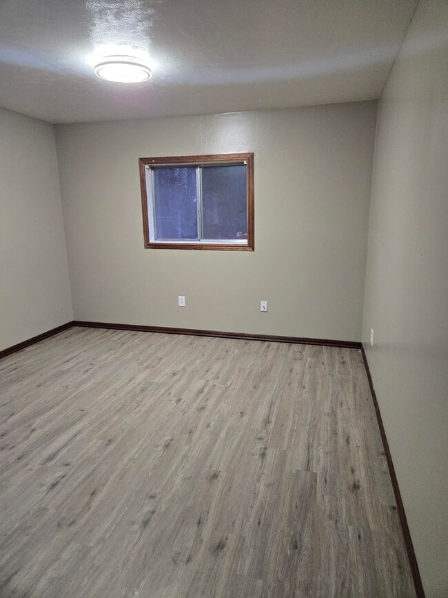 Building Photo - 2 Bedroom 1 Bath Rancher Close to Deer Park