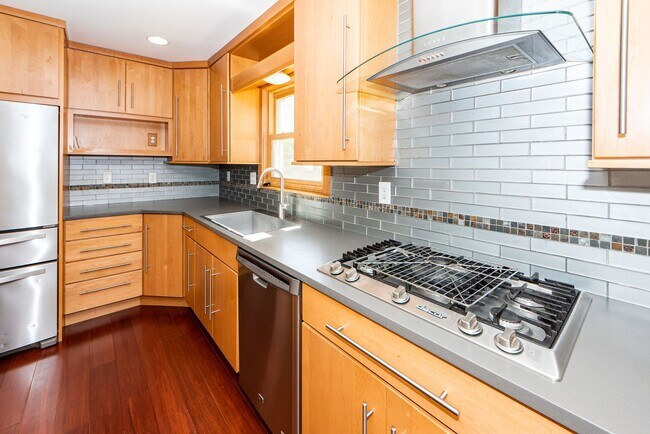 Building Photo - 4 Bedroom 2.5 Bath House in Montclair - We...