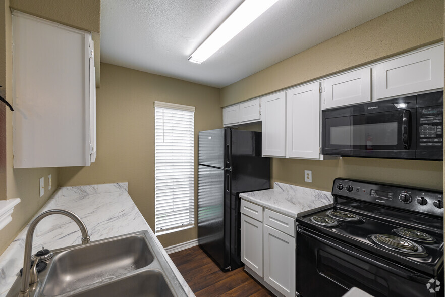 KITCHEN - Serena Woods Apartments