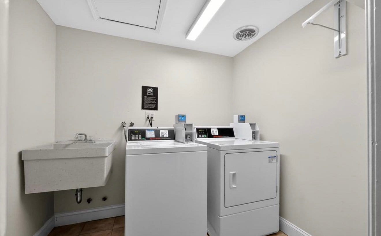 Building Photo - 419 Drummers Ln