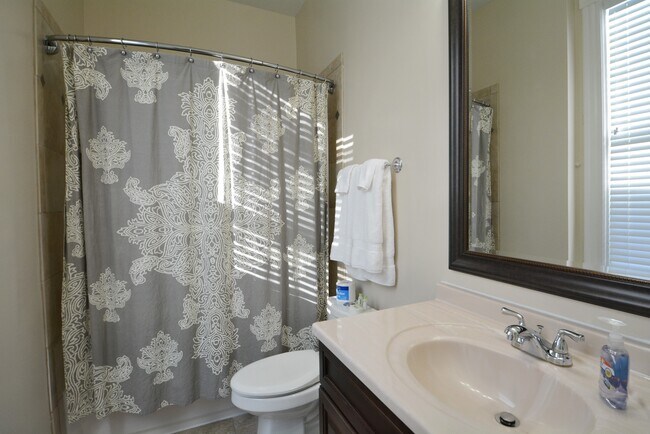 Building Photo - 118 3rd St SE