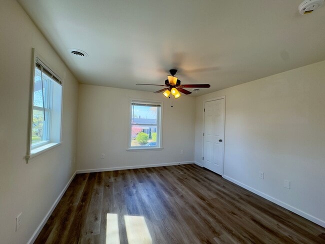 Building Photo - Charming 5 Bedroom/2 Bathroom Home with Large Backyard in Essex, MD!