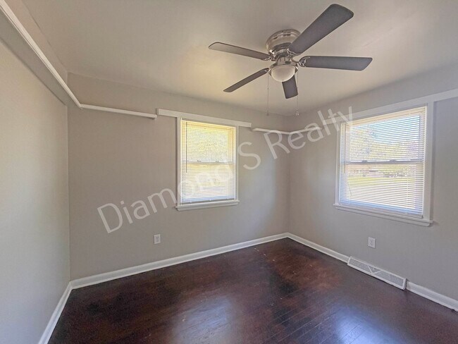 Building Photo - MOVE IN SPECIAL!  Spacious 3 Bed, 2 Bath Home with Large Yard Available!