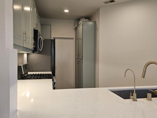 Building Photo - Modern 3BD/3BA Townhouse in Prime Union Ci...