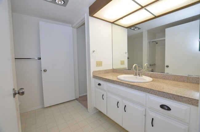 Building Photo - 2Bd/2Ba Coronado Cays on the channel, Boat...