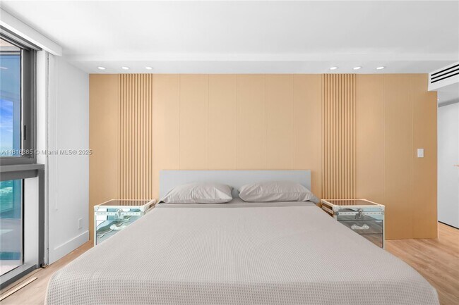 Building Photo - 2655 Collins Ave