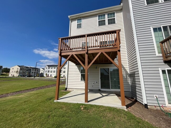 Building Photo - Amazing 3BD, 2.5BA End-Unit Townhome with 4th Bonus Room in the Heart of Durham