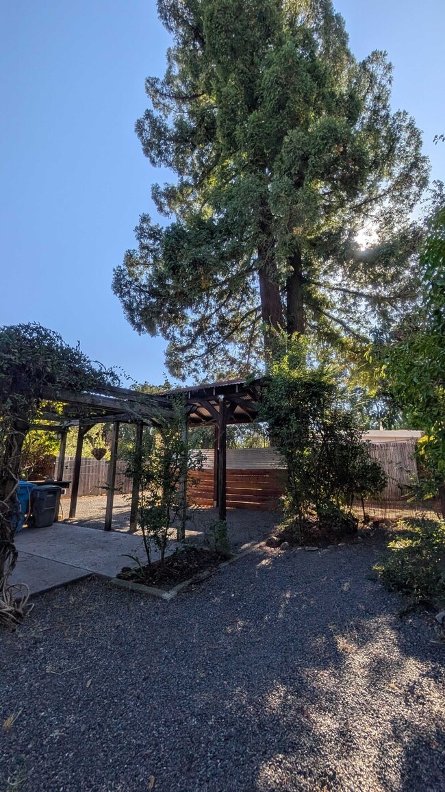 Building Photo - 405 N Cloverdale Blvd