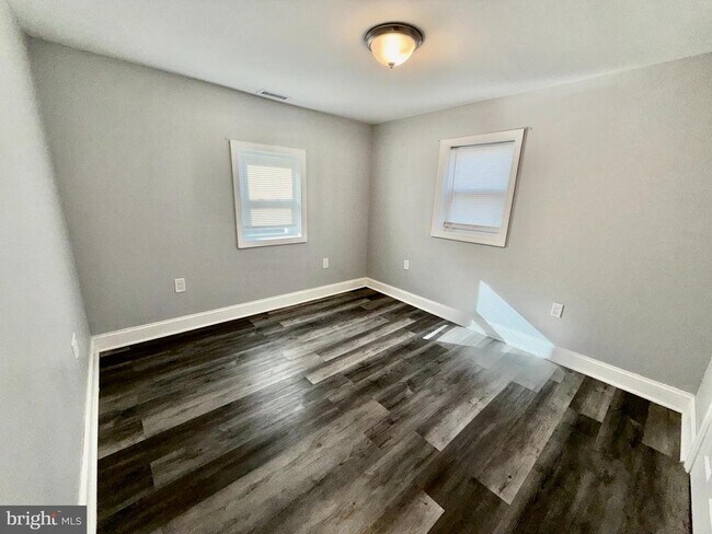 Building Photo - 9 S Maple Ave