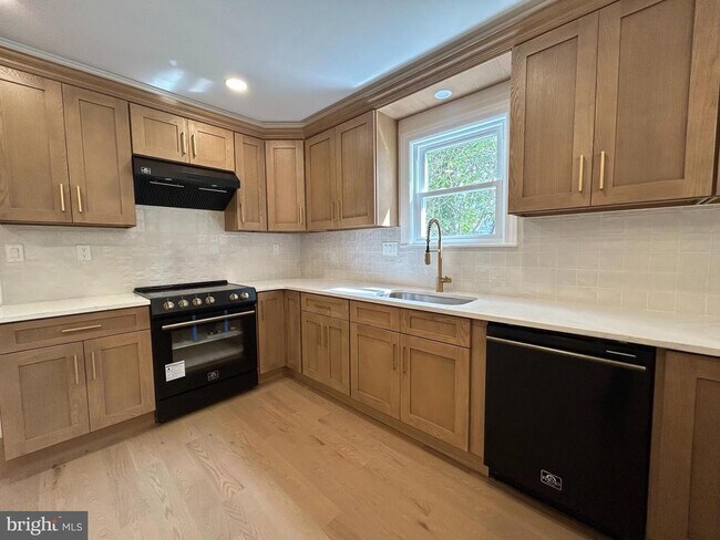 Building Photo - 5 Locust St