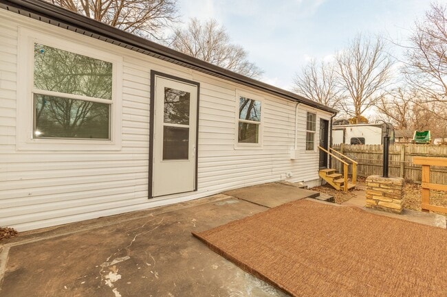 Building Photo - Beautiful 3 bedroom 1 bath, Available in April!