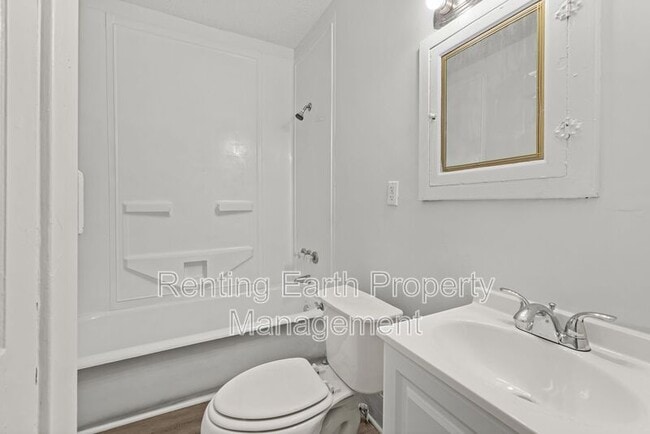 Building Photo - 617 7th St W