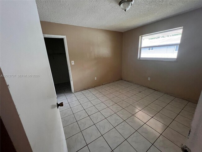 Building Photo - 6143 SW 33rd St