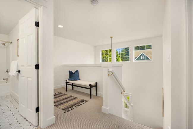 Building Photo - 756 NE Brookcliff Ln
