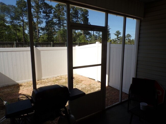 Building Photo - Two Bedroom Two and half Bathrooms Townhome!