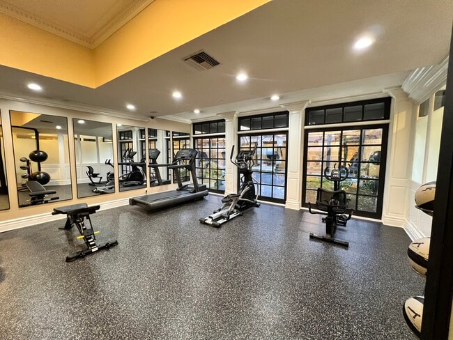 Building Photo - 435 N Oakhurst Dr