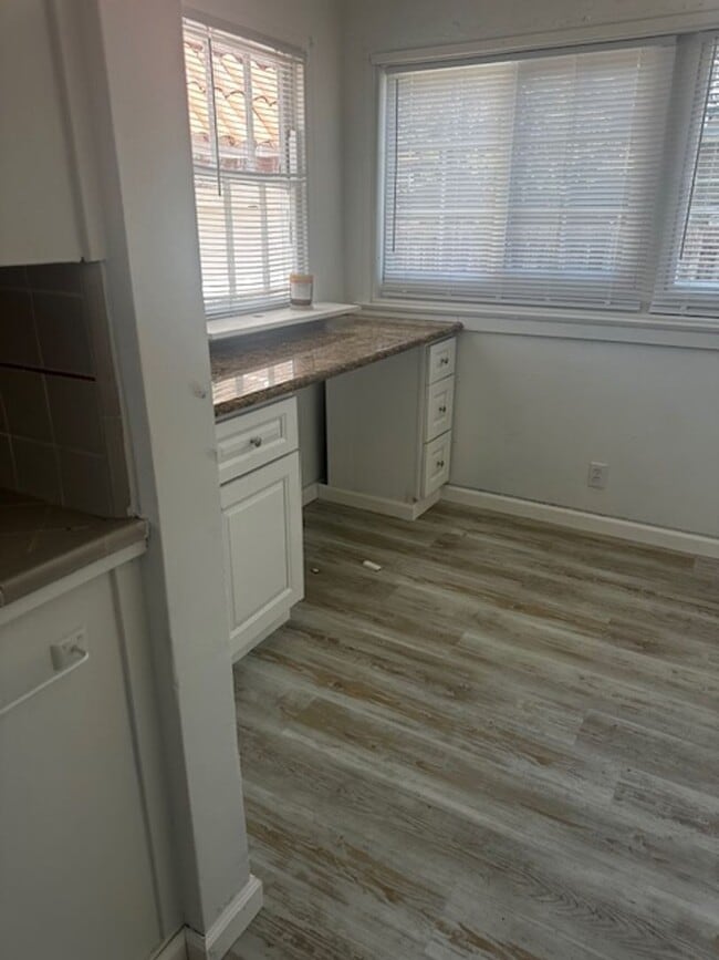 Building Photo - Desirable Westside Home!