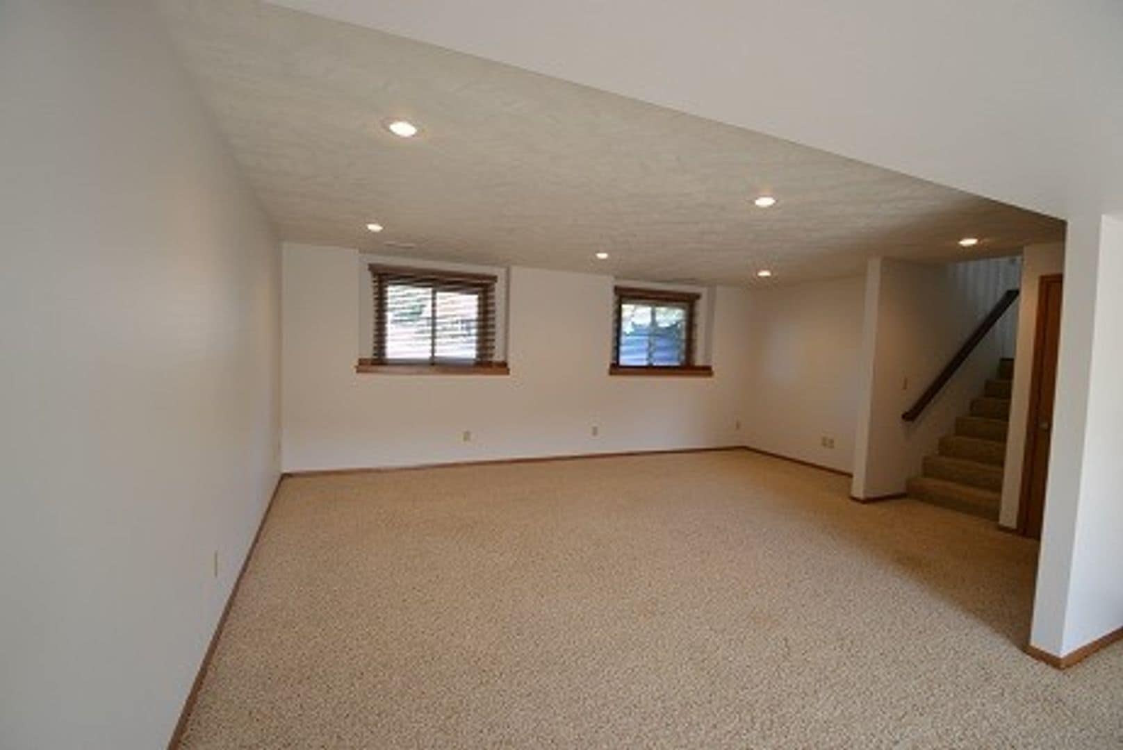 Building Photo - 4401 E Oak St