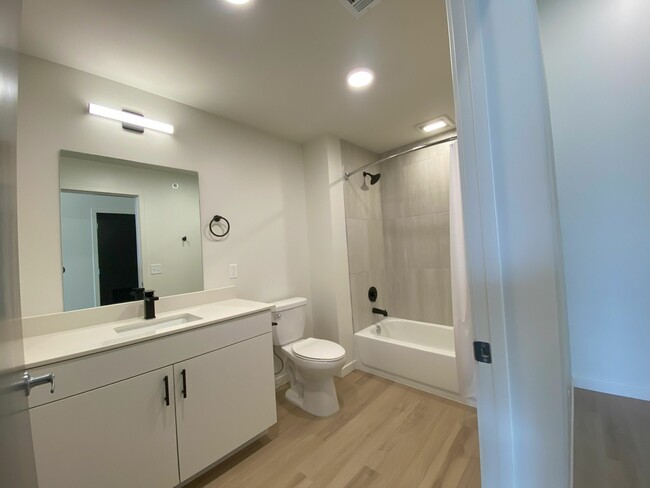 Hall Bath - Brookside Commons