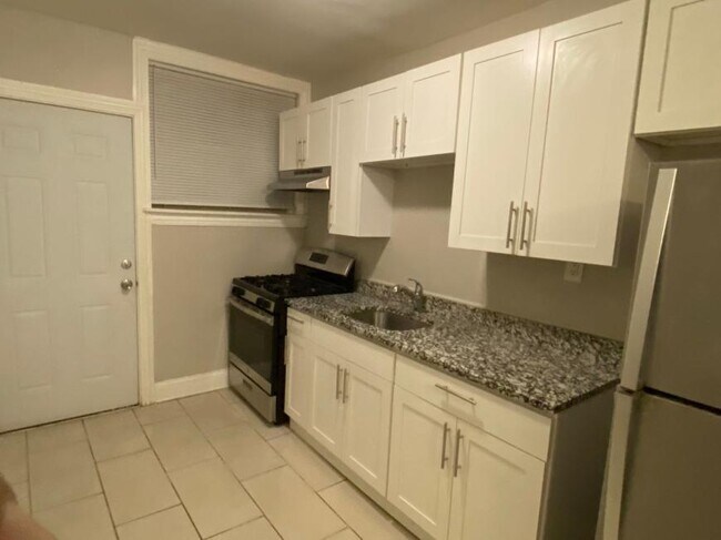Building Photo - 2 bedroom in Chicago IL 60620