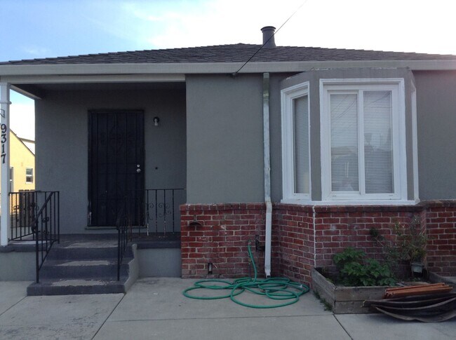 Building Photo - Cute Duplex front unit available