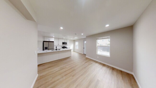 Building Photo - 5119 E Falls View Dr