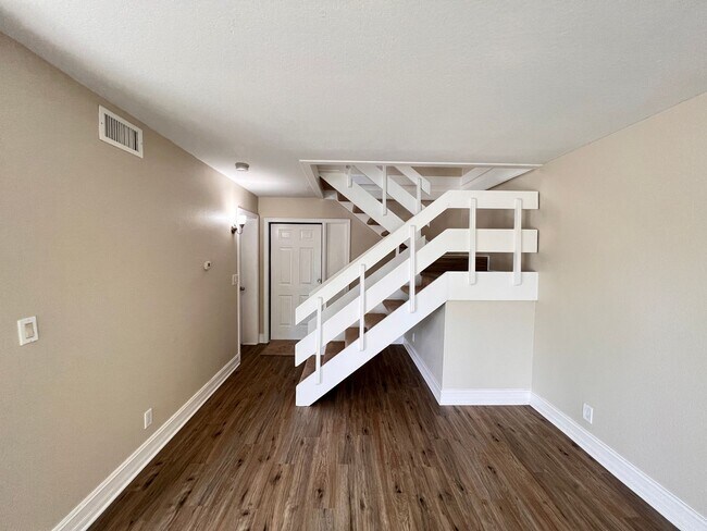 Building Photo - Spacious End-Unit Townhouse in Boynton Beach