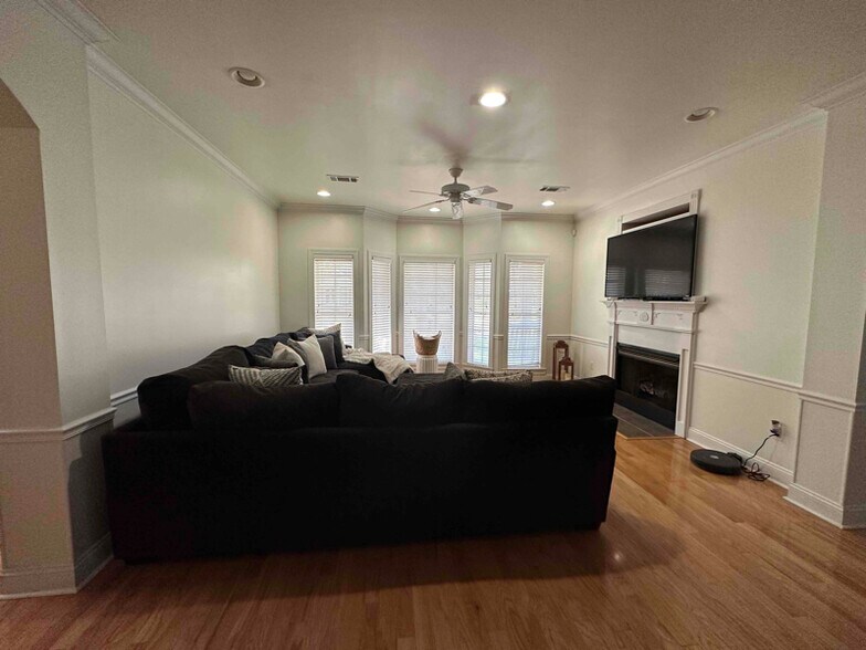 Building Photo - 360 Indian Hills Dr