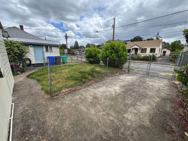 Building Photo - Studio Cottage / 1/2 off 3rd Month's Rent