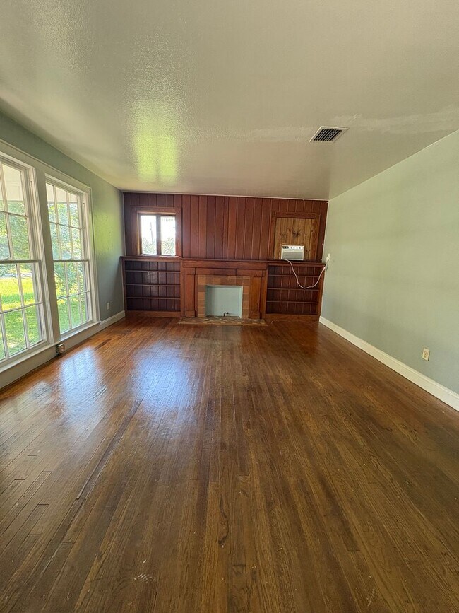 Building Photo - Beautiful 3 bedroom/1 bath Cottage with La...