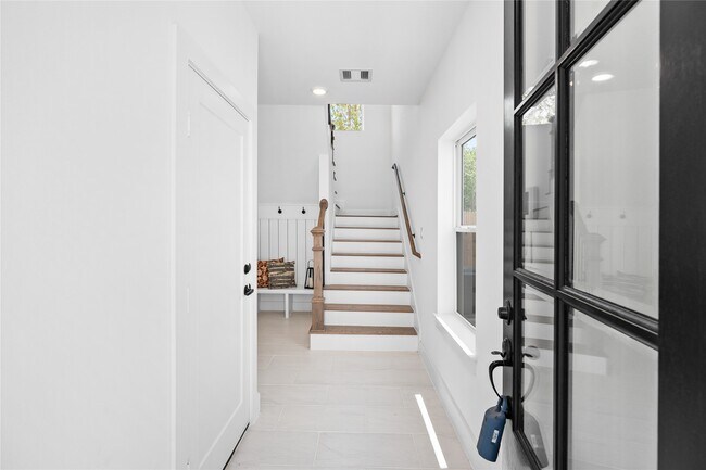 Building Photo - 712 W Donovan St