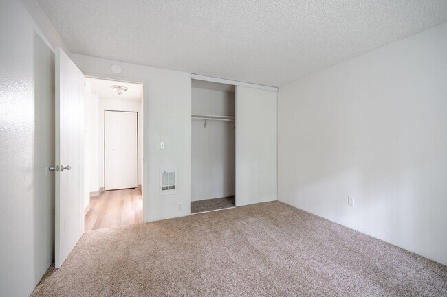 Building Photo - St. Johns 1 bedroom 1 bath in park-like setting.