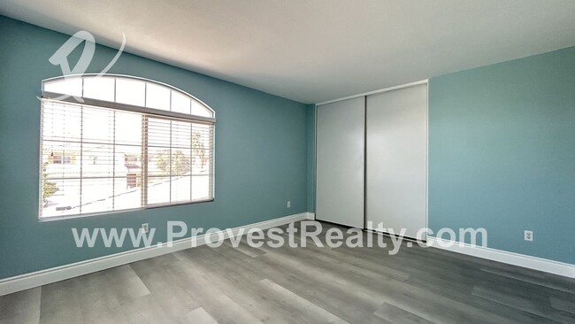 Building Photo - 5 Bedroom, 3.5 Bathroom Victorville Home w...