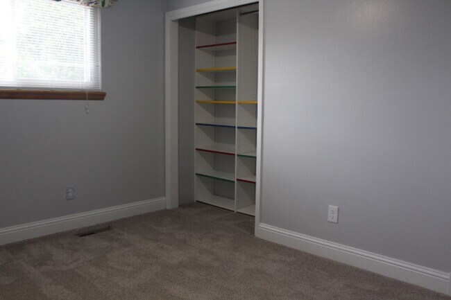 Building Photo - Columbine Hills - 3 BR/2 1/2 BA Home!