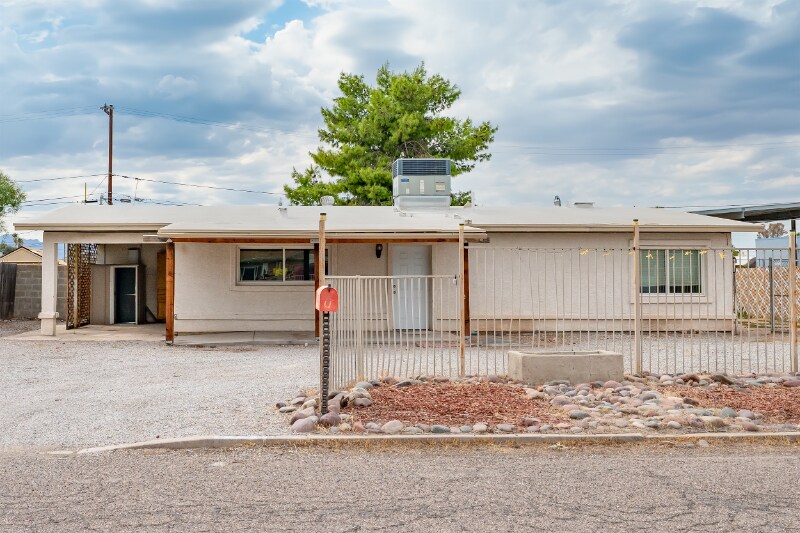 Building Photo - 3233 N El Tovar Ave