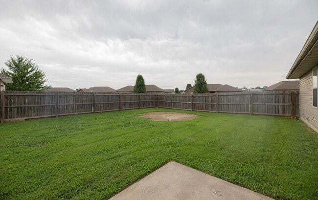 Building Photo - 3 bedroom home conveniently located on the east side of Republic