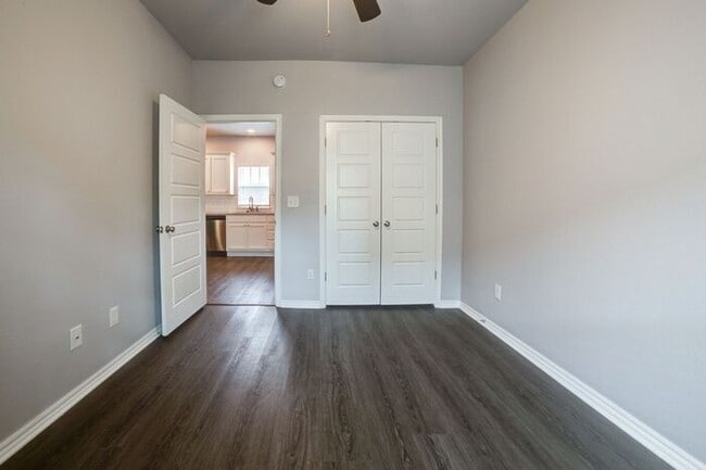 Building Photo - Clean, Crisp, Open Concept 3/2 Near TU