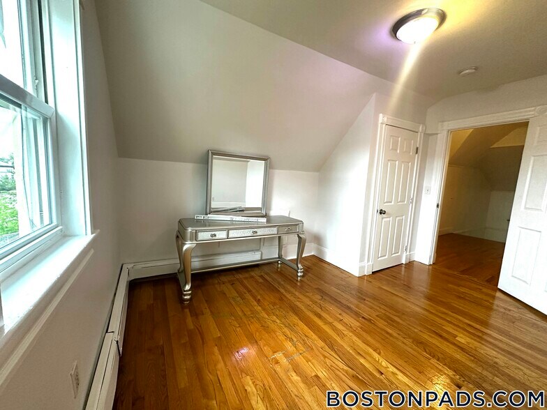 Building Photo - 30 Humphreys Pl