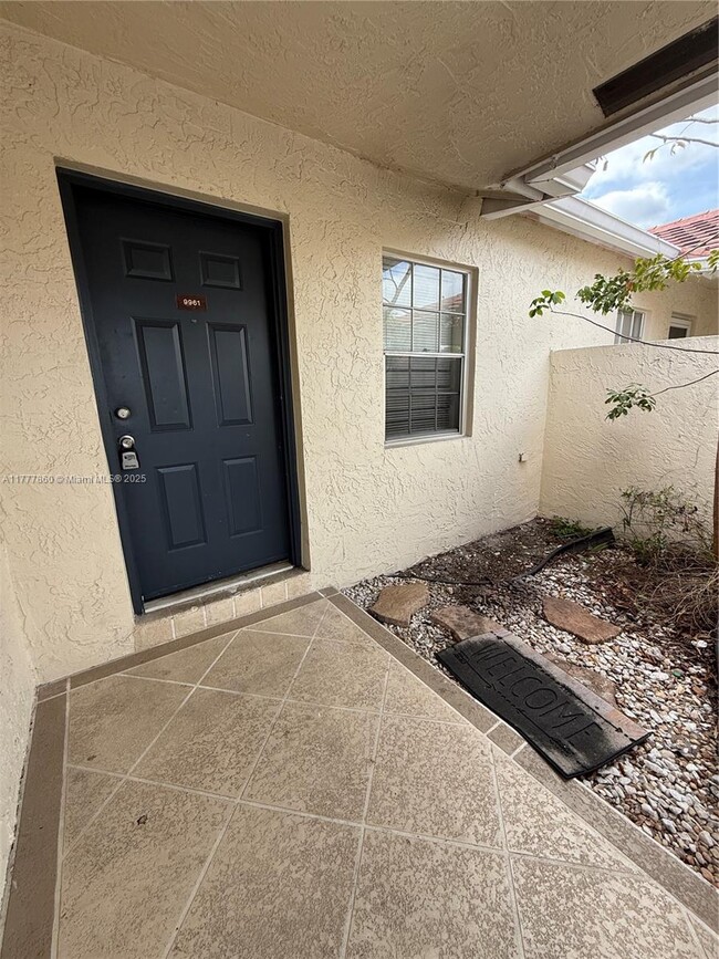 Primary Photo - 9961 Three Lakes Cir