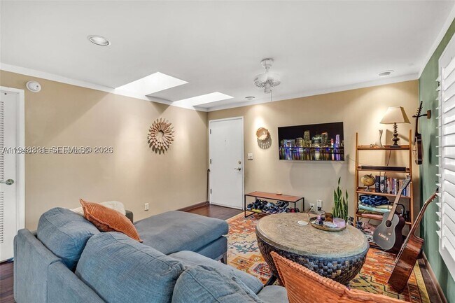 Building Photo - 320 SE 10th St