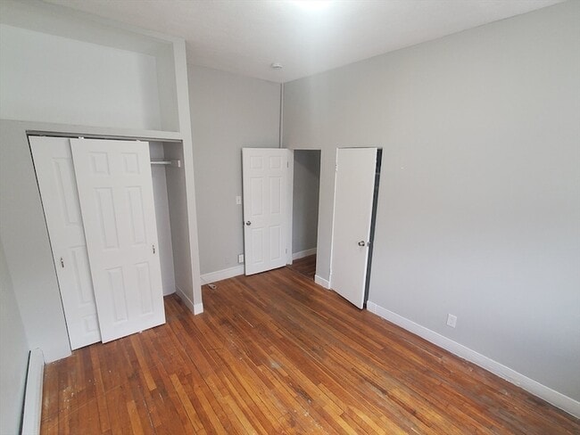 Building Photo - 10 Abbotsford St