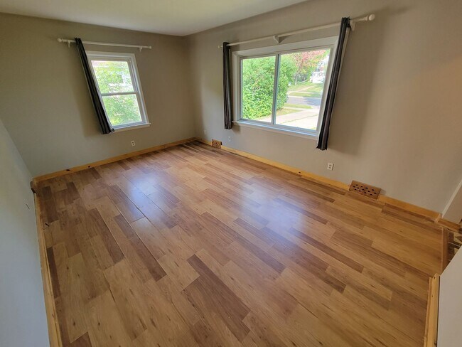 Building Photo - AVAILABLE AUGUST 15th - 4 Bed 3 Bath w/ Spacious Back Deck - SHORT TERM LEASE TILL END OF APRIL